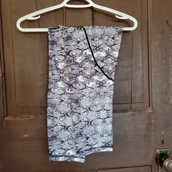 Light n Tight Capri with pocket - Picture 1 of 2